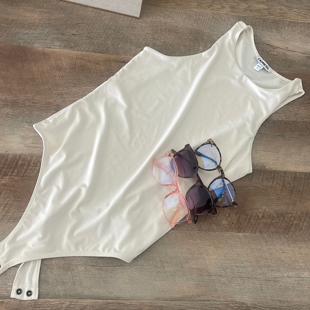 Small Express Bodysuit with (3) glasses